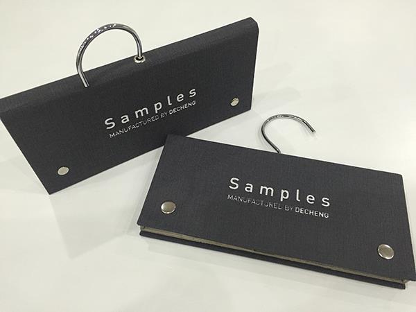 Colgador de muestras textiles